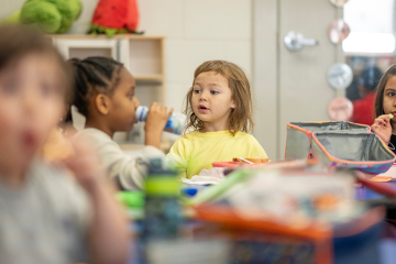 preschoolers eating lunch