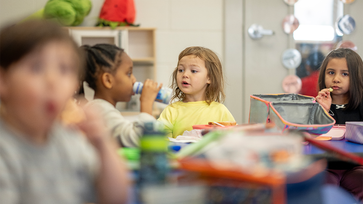 preschoolers eating lunch